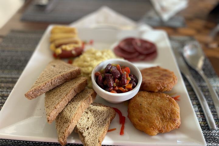 Dining 31 of 33