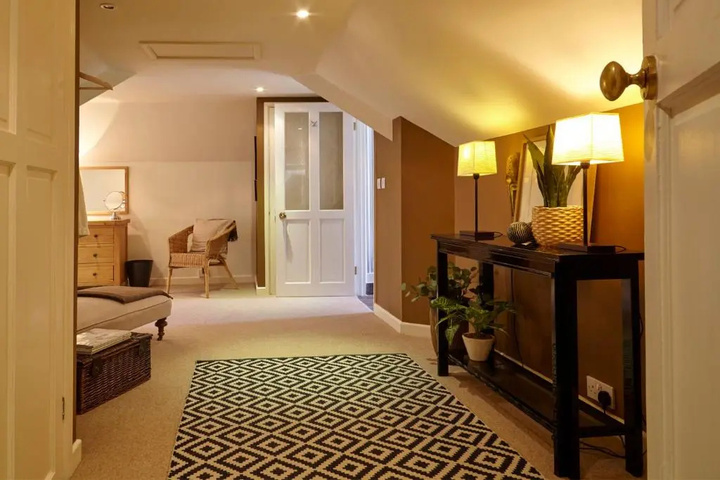 Room 4 of 16