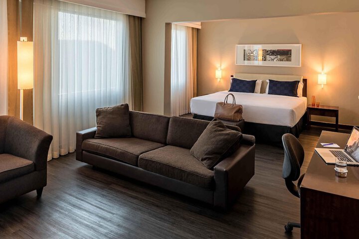 Room 10 of 93