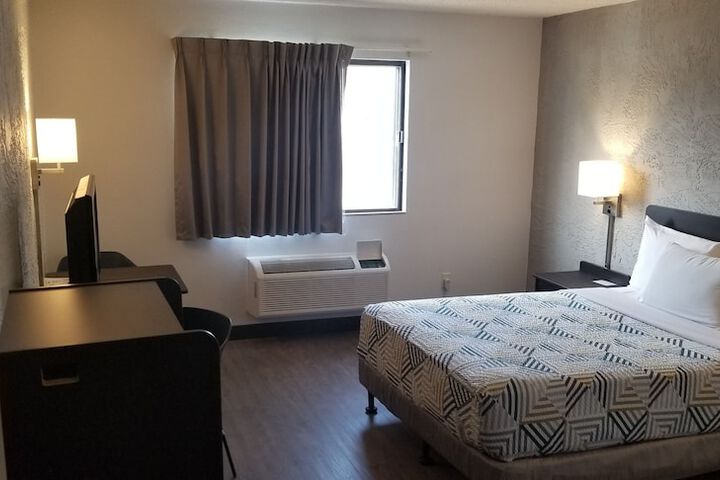 1 Queen Bed (2 of 15)