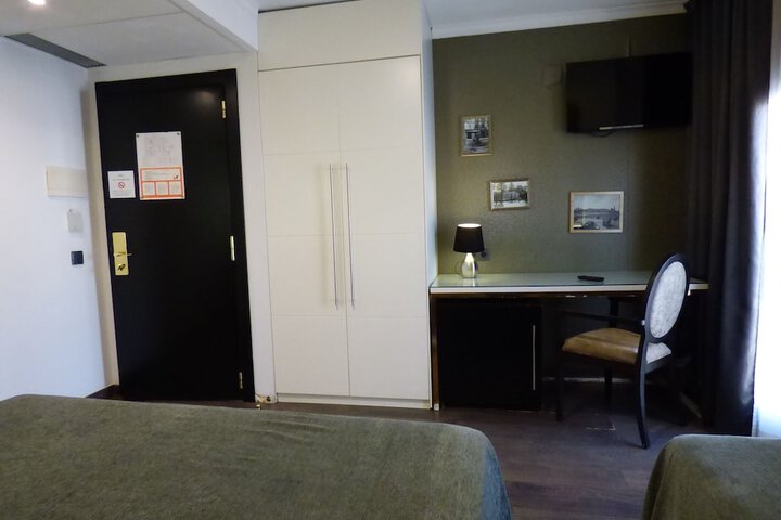 Room 45 of 193