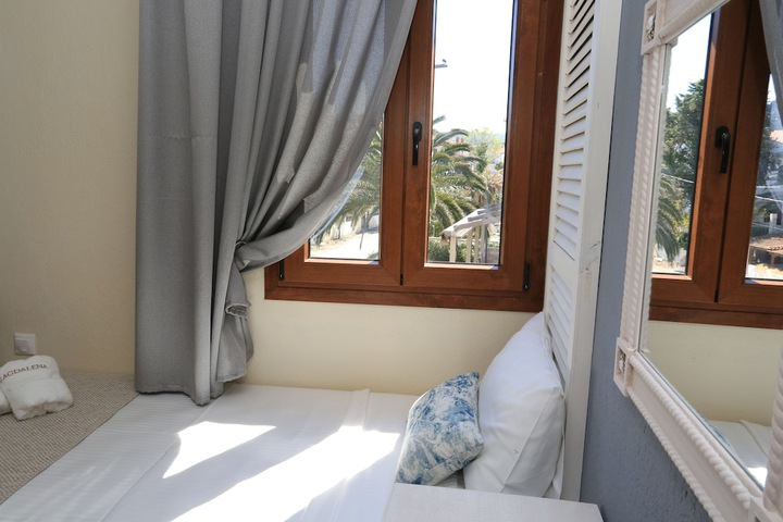 Room 12 of 80