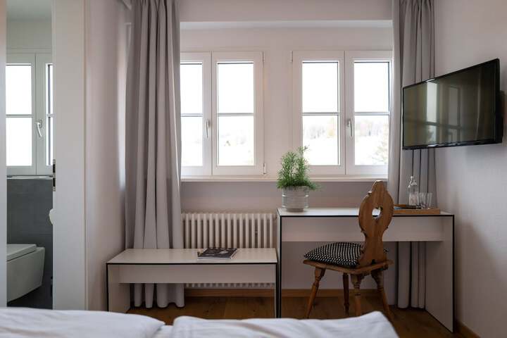 Room 52 of 395
