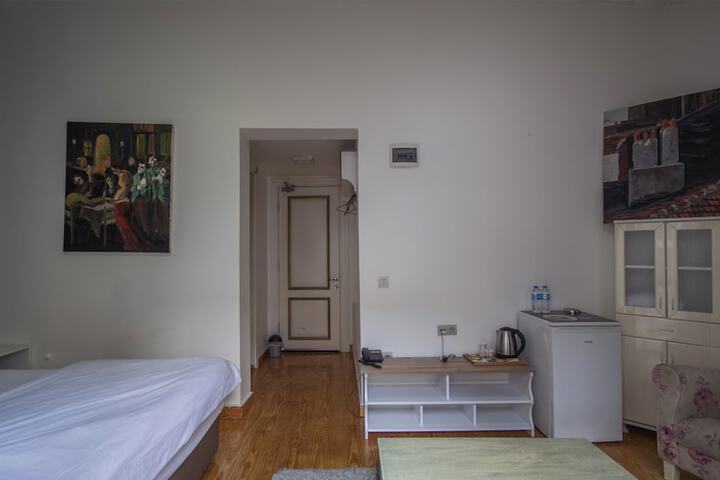 Room 11 of 99