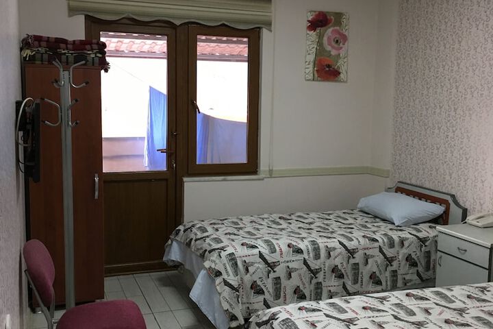 Room 6 of 9