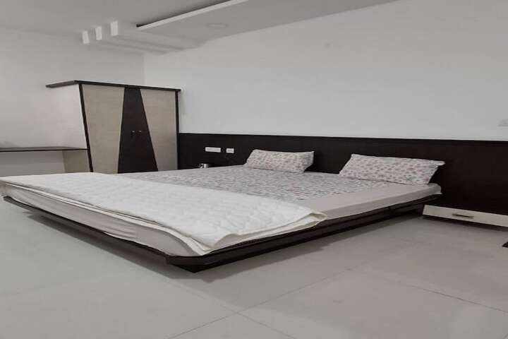 Room 9 of 26