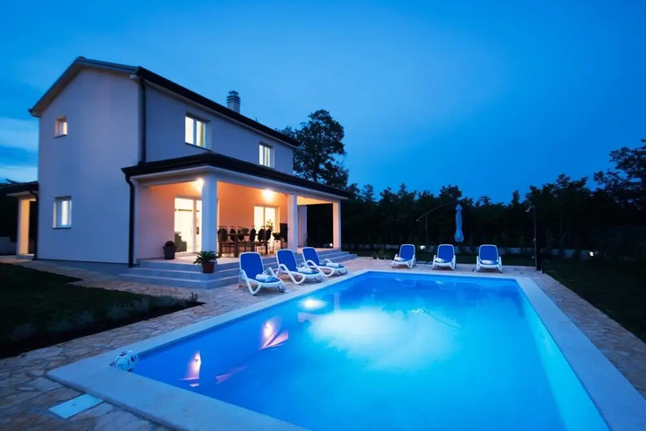 Pool 11 of 19