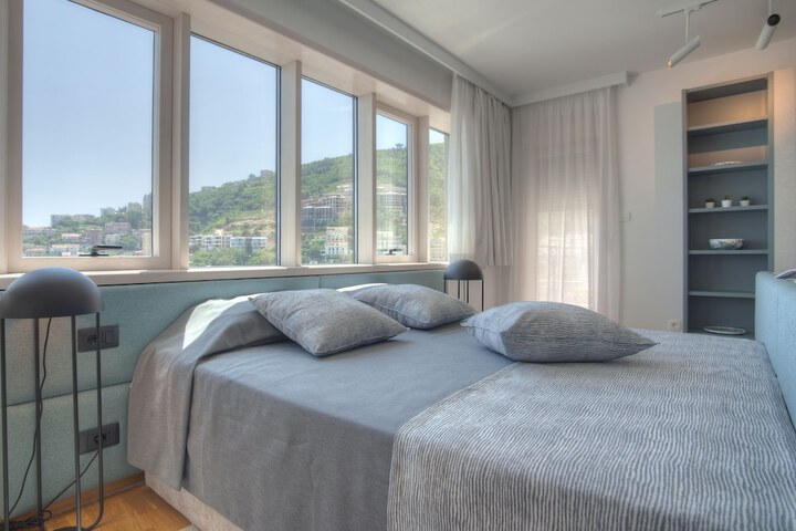 Room 2 of 47