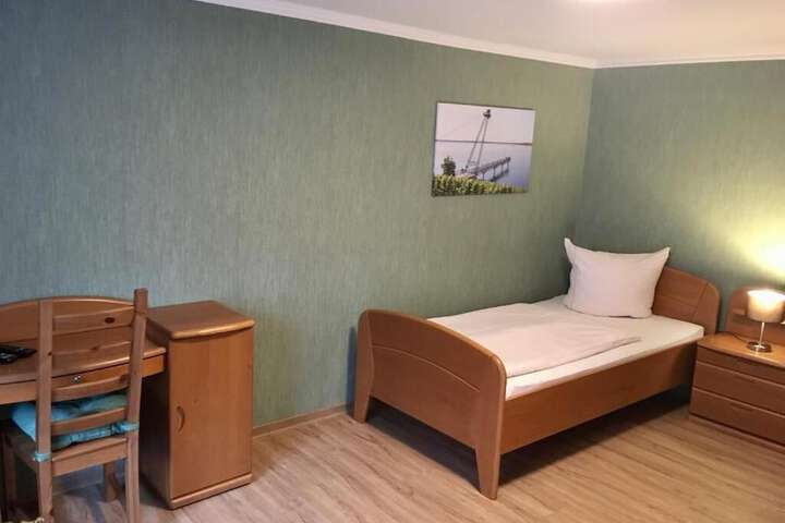 Room 6 of 16