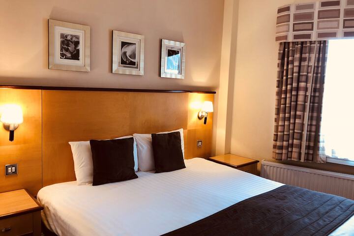 Room 8 of 90