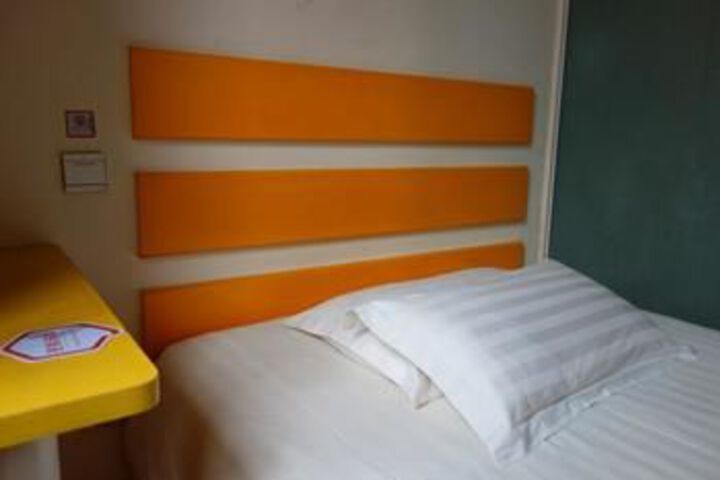 Room 17 of 38