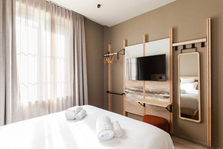 Room 2 of 85
