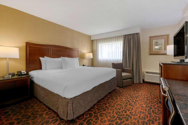 1 King Bed (10 of 11)