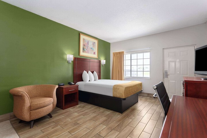 1 Queen Bed Efficiency (4 of 18)