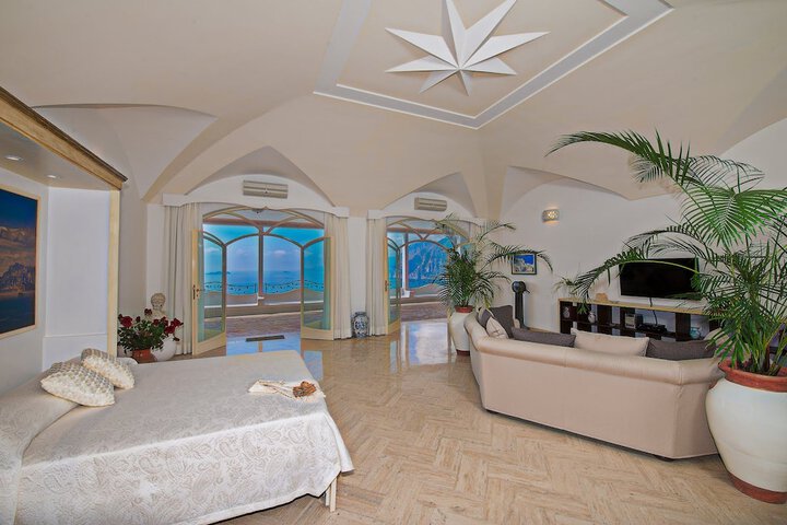 Room 5 of 221