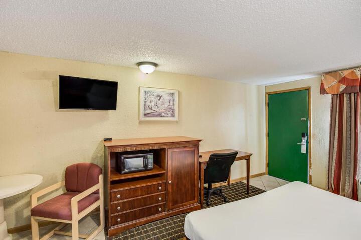 1 King Bed (4 of 11)