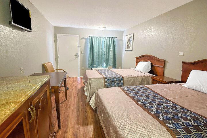 2 Double Beds (13 of 20)