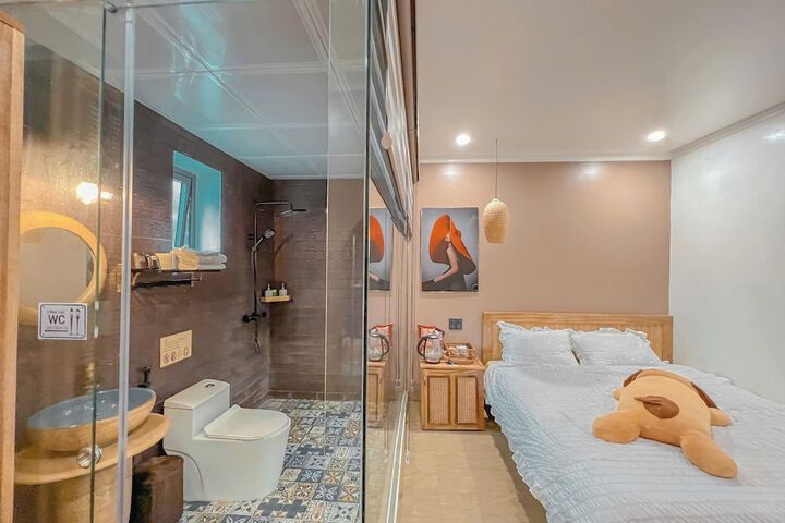 Room 9 of 33