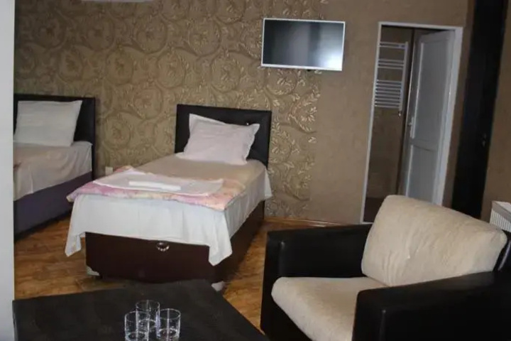 Room 6 of 10
