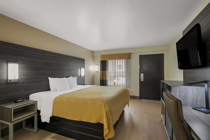 1 King Bed (7 of 23)