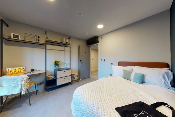 Room 6 of 13