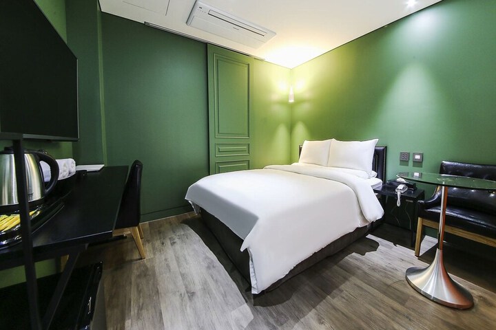 Room 26 of 35