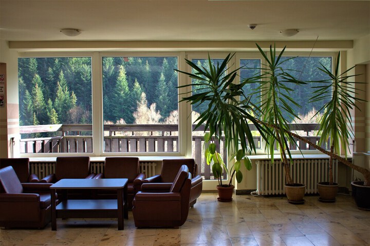 Lobby lounge