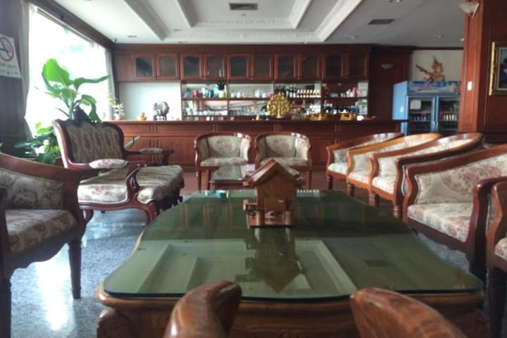 Lounge 30 of 35