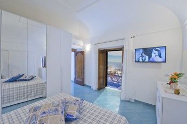 Room 4 of 18