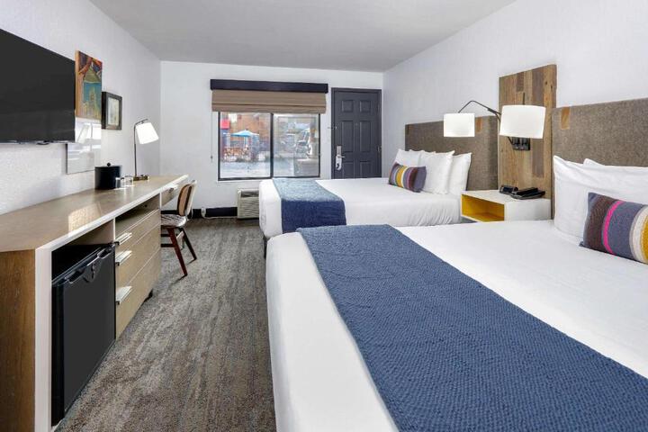 2 Queen Beds (8 of 13)