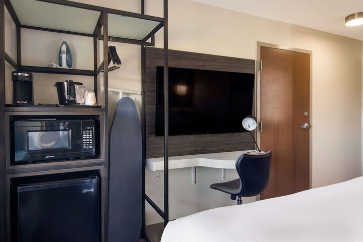 1 Queen Bed (12 of 16)