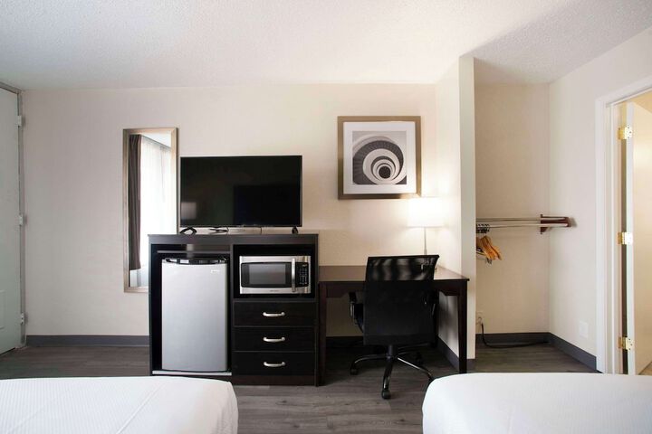 2 Double Beds (6 of 18)