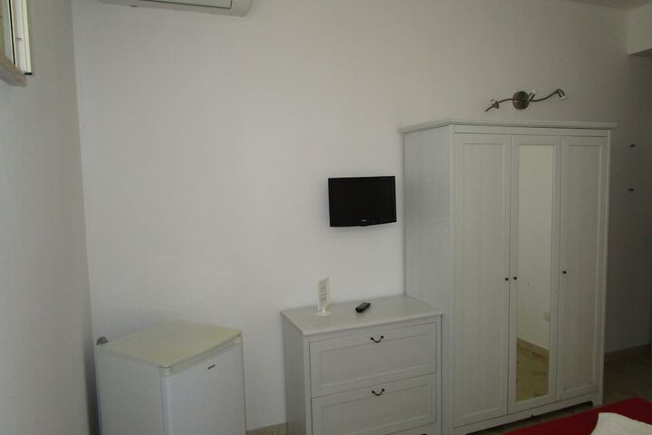 Room 6 of 11