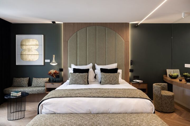 Room 4 of 114