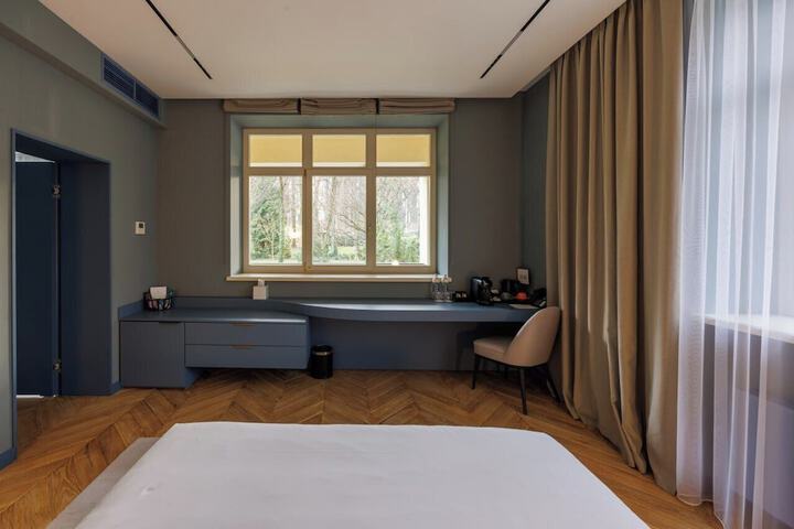 Room 27 of 73