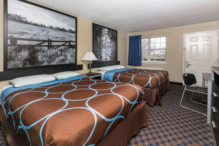 2 Queen Beds (11 of 12)