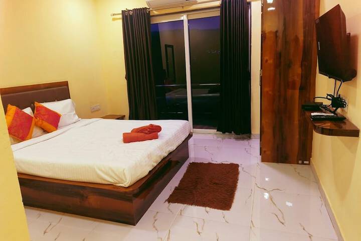 Room 5 of 16