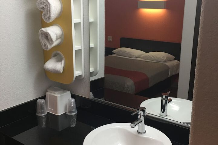 Bathroom sink