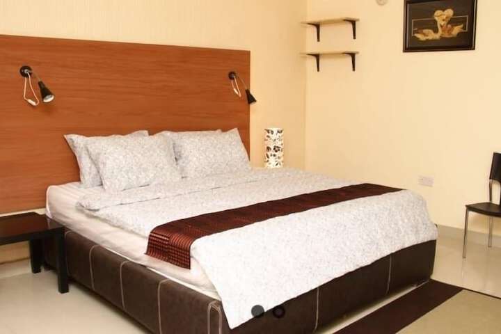 Room 8 of 16