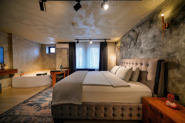 Room 82 of 244
