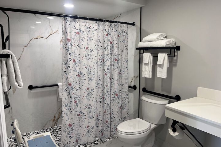 1 King Bed Mobility Room Roll in Shower (14 of 14)