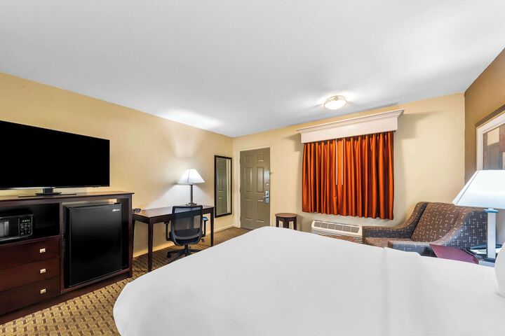 1 Queen Bed Room, Microwave and Refrigerator WiFi Full Breakfast (1 of 9)