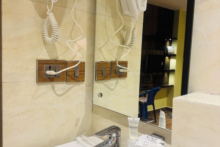 Room 11 of 28