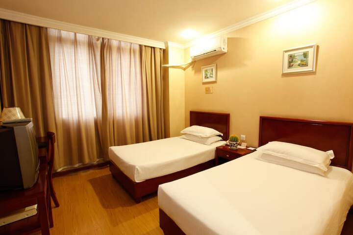 Room 7 of 33