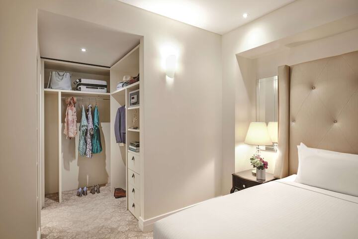 Room 41 of 100