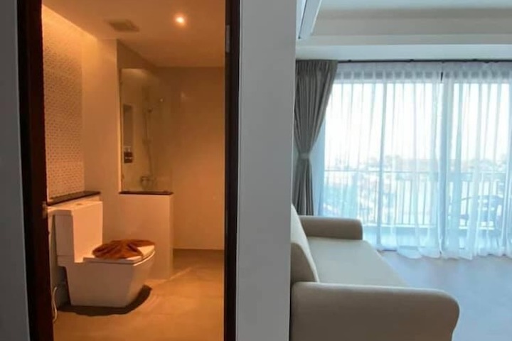 Room 35 of 102