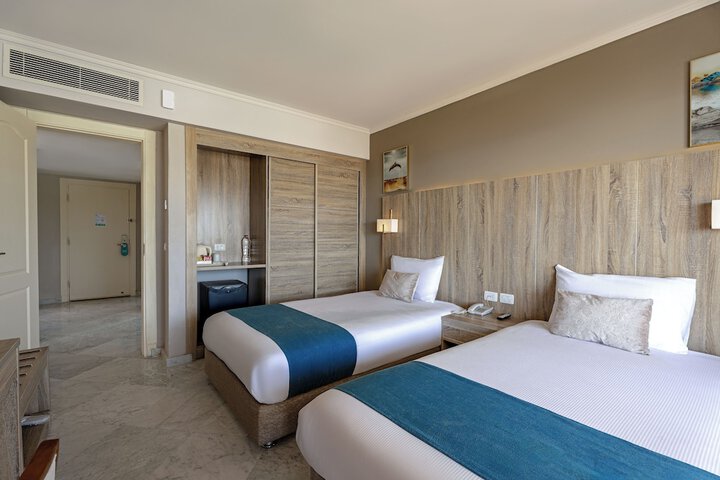 Room 25 of 204
