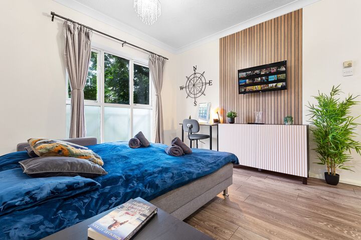 Lounge 8 of 23