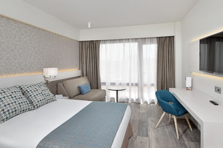 Room 4 of 98