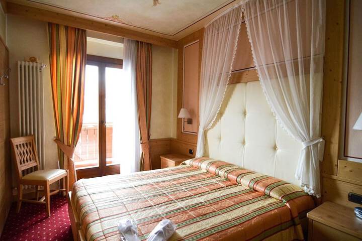Room 2 of 63